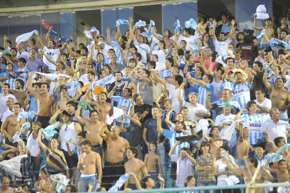 UNA DECISIÓN POLÉMICA. Por el momento, en el Monumental de 25 de Mayo y Chile solo podrán ingresar socios o hinchas que hayan comprado los abonos. 