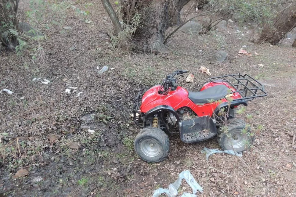 BAJO TIERRA. Los objetos que habían sido robados en los últimos días fueron descubiertos en un pozo que hicieron para intentar ocultarlos.  POLICIA DE TAFI DEL VALLE