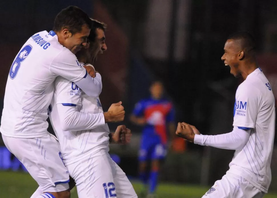 FESTEJO. Lucas Pratto (derecha) es felicitado luego del gol de la victoria. 