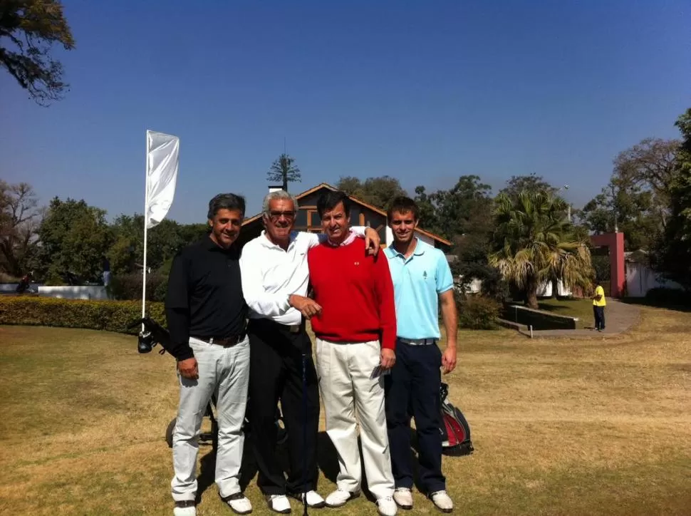 LUEGO DE JUGAR. Diego Aguilar y Aníbal Terán posan con los Bruchmann. 