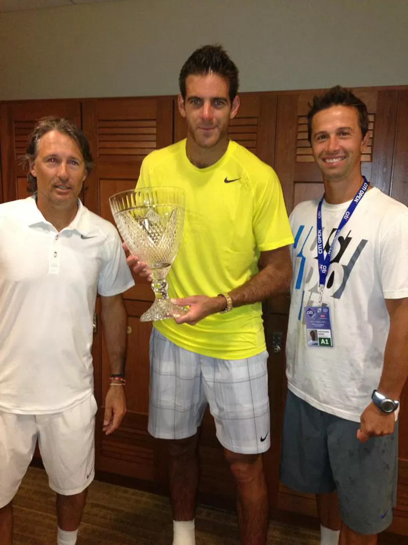 VESTUARIO. Davín, entrenador, y Orazi, preparador físico, acompañan a Delpo. 