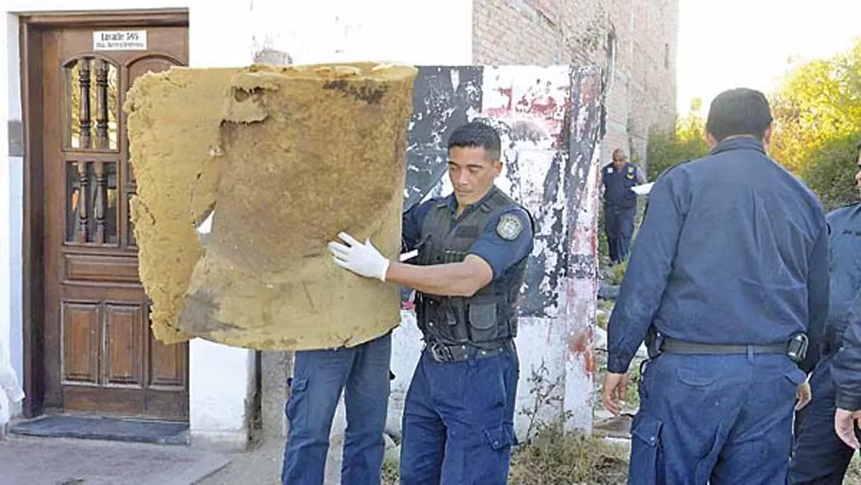 EN UN BALDÍO. La Policía secuestró un colchón y otros elementos en el lugar donde encontró al hombre con una nena. FOTO TOMADA DE ELLIBERAL.COM