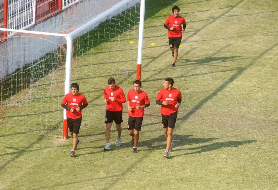 CUARTETO DE LUJO. Roldán, Chacana, Serrano y Rivero, integrantes del plantel profesional reforzarán al equipo de la liga en algunos partidos. También lo harán Vega, Lencina y Martínez. 