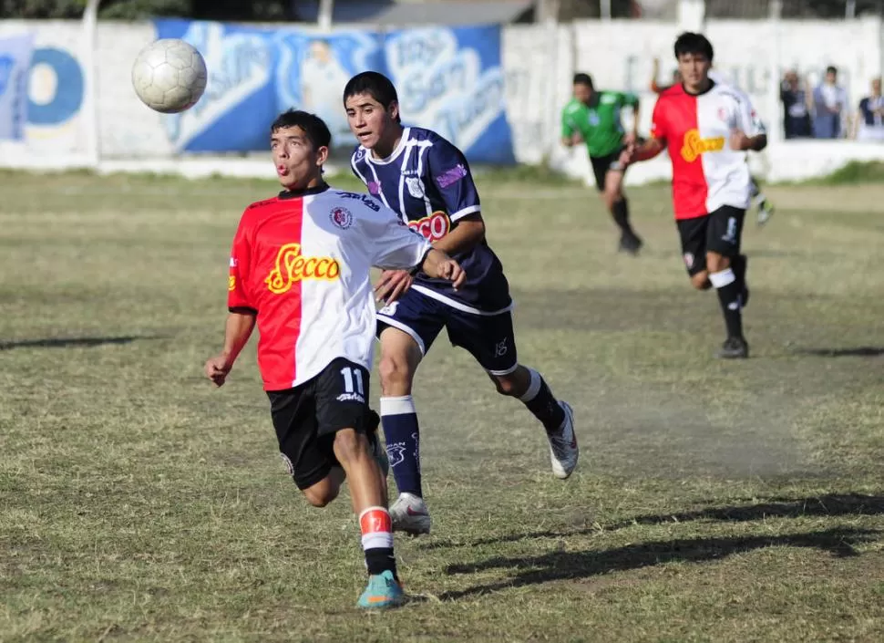 ¡ES MÍA! Muria, de Sportivo, domina la pelota; Mansilla, de San Juan, lo marca. 