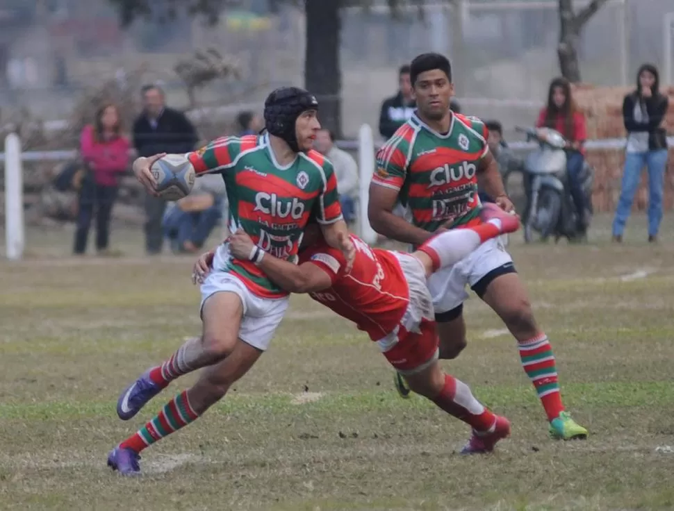 LA BATALLA DE CONCEPCIÓN. Gabriel Herrera, acompañado por Macario Villaluenga, trata de zafarse de un tackle. El empate fue buen negocio para Huirapuca, pero Los Tarcos no dudó en aceptar el acuerdo. 