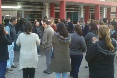 Padres de una escuela de Lomas de Tafí protestan por la falta de limpieza