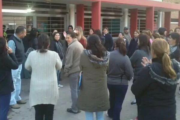 Padres de una escuela de Lomas de Tafí protestan por la falta de limpieza