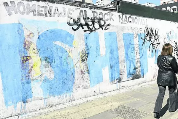 Tapan con una pintada política un homenaje a Charly García