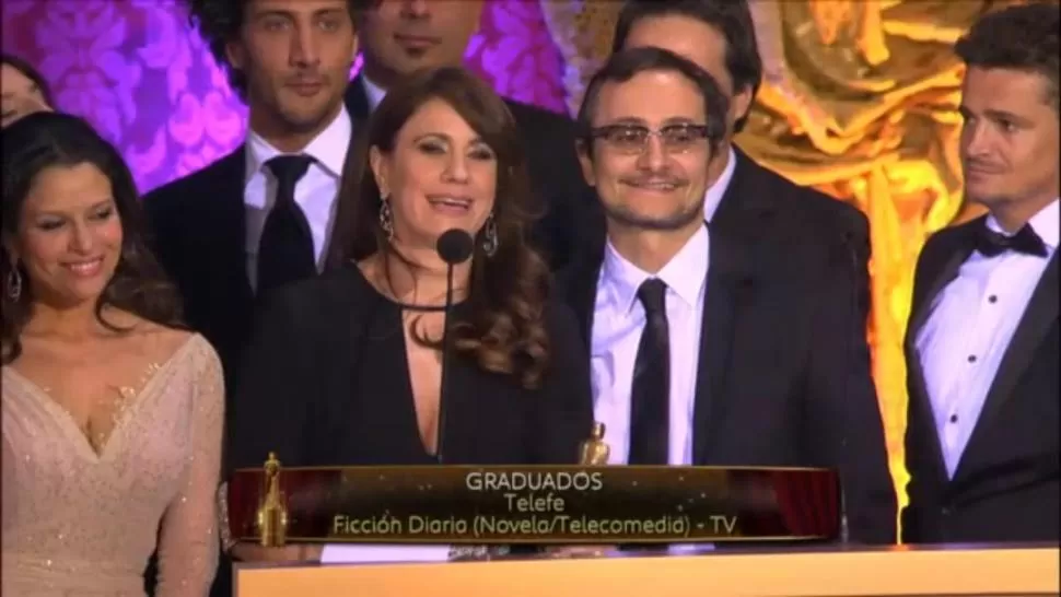 DE ORO. Nancy Duplaá y el productor Pablo Culell levantaron el premio. 