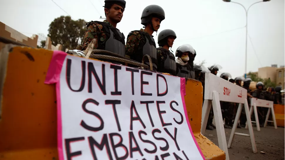 TEMOR. Policías custodian el edificio gubernamental estadounidense en la capital de Yemen, donde diariamente se manifiestan contra la administración del presidente Hadi. REUTERS