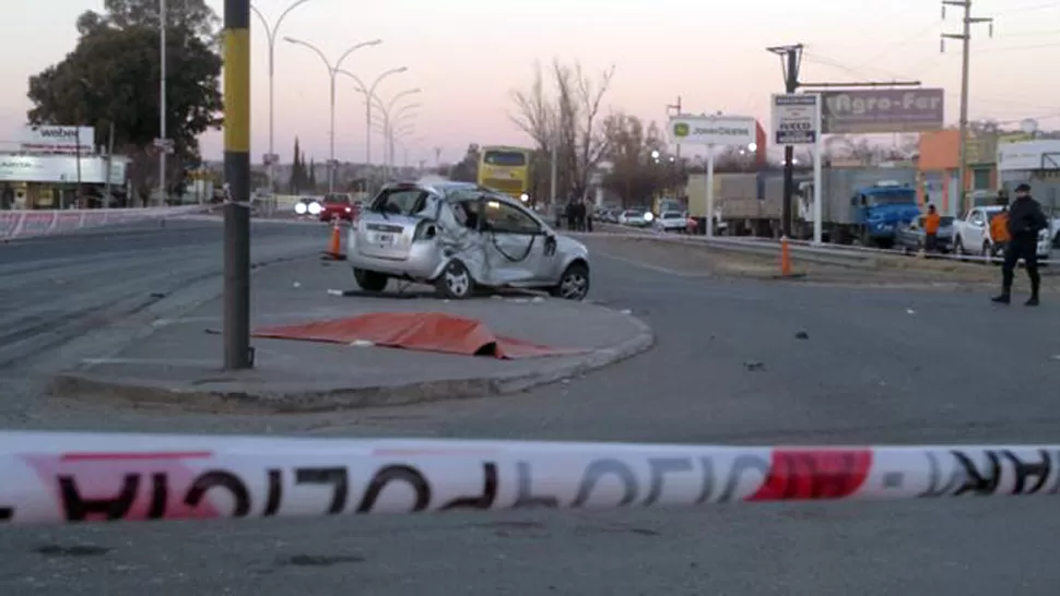 DURO IMPACTO. Así quedó el Ford Ka en el que viajaban las víctimas. FOTO TOMADA DE LAVOZ.COM.AR / PEDRO CASTILLO