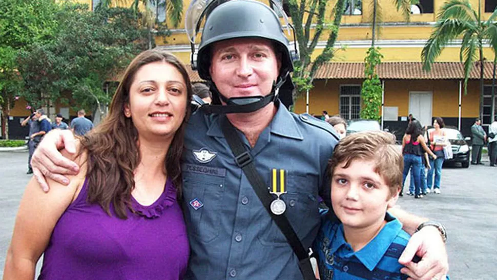 MACABRO. El adolescente con sus padres, hoy muertos. FOTO TOMADA DE FOLHA DE SAO PAULO