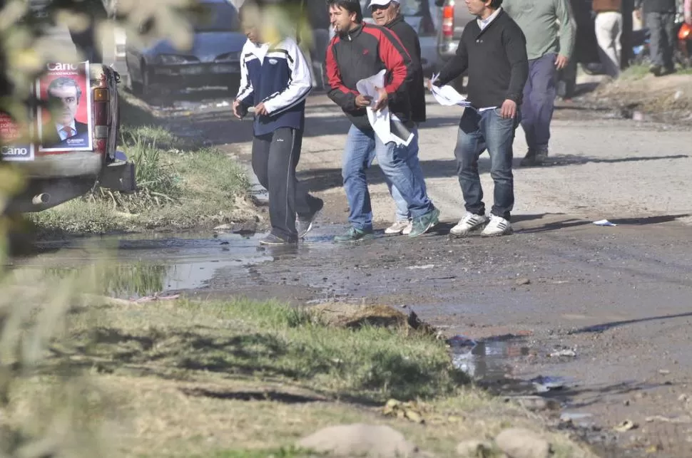 EL INICIO. Punteros, presuntamente oficialistas, persiguen a los opositores.  