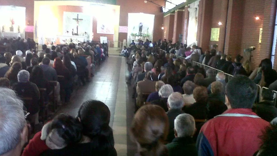 DEVOCIÓN. Los fieles escuchan misa dentro del templo de San Cayetano. FOTO LA GACETA / ANALÍA JARAMILLO