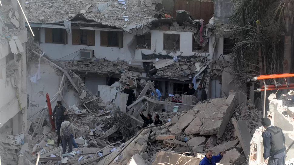 SOLO ESCOMBROS. Una de las tres torres del edificio se derrumbó por la explosión. DYN