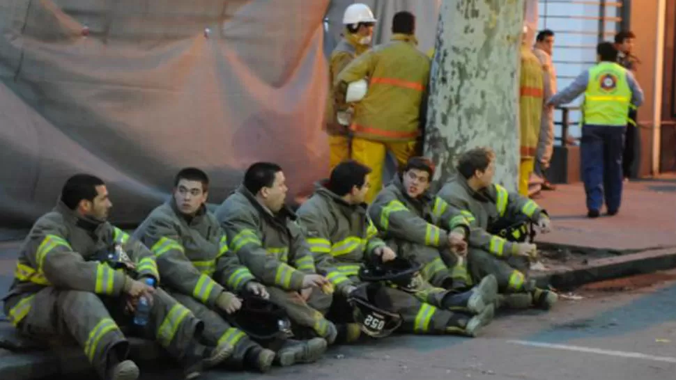 ROSARIO. Las tareas de rescate de anoche continuaron esta mañana. FOTO TOMADA DE LACAPITAL.COM