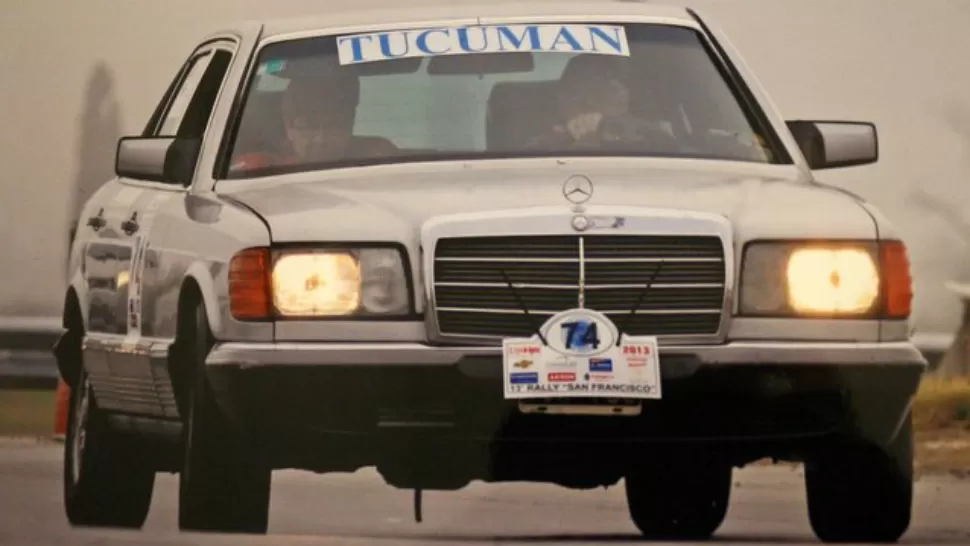 TUCUMANOS. Daniel Soria y Ricardo Keco Romero ganaron el 13º Rally San Francisco a bordo de un Mercedes Benz 500 SE de 1980, propiedad de Luis Cáceres.