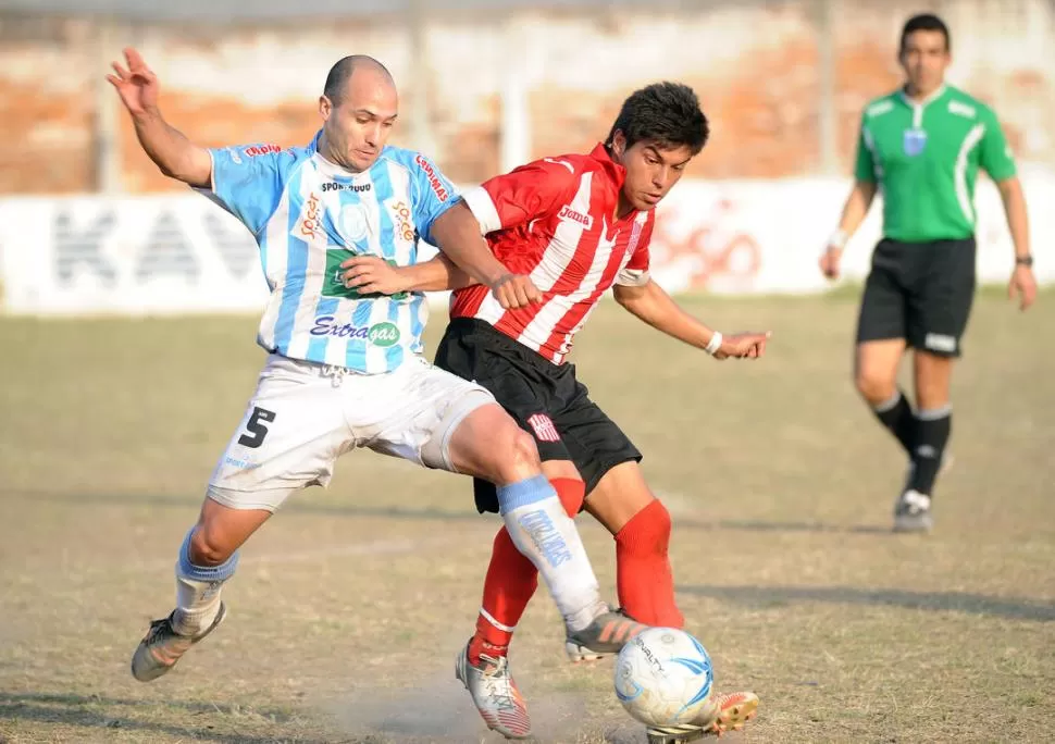 DUELO DE VOLANTES. Rodríguez, del león, se anticipa a Riveros. 