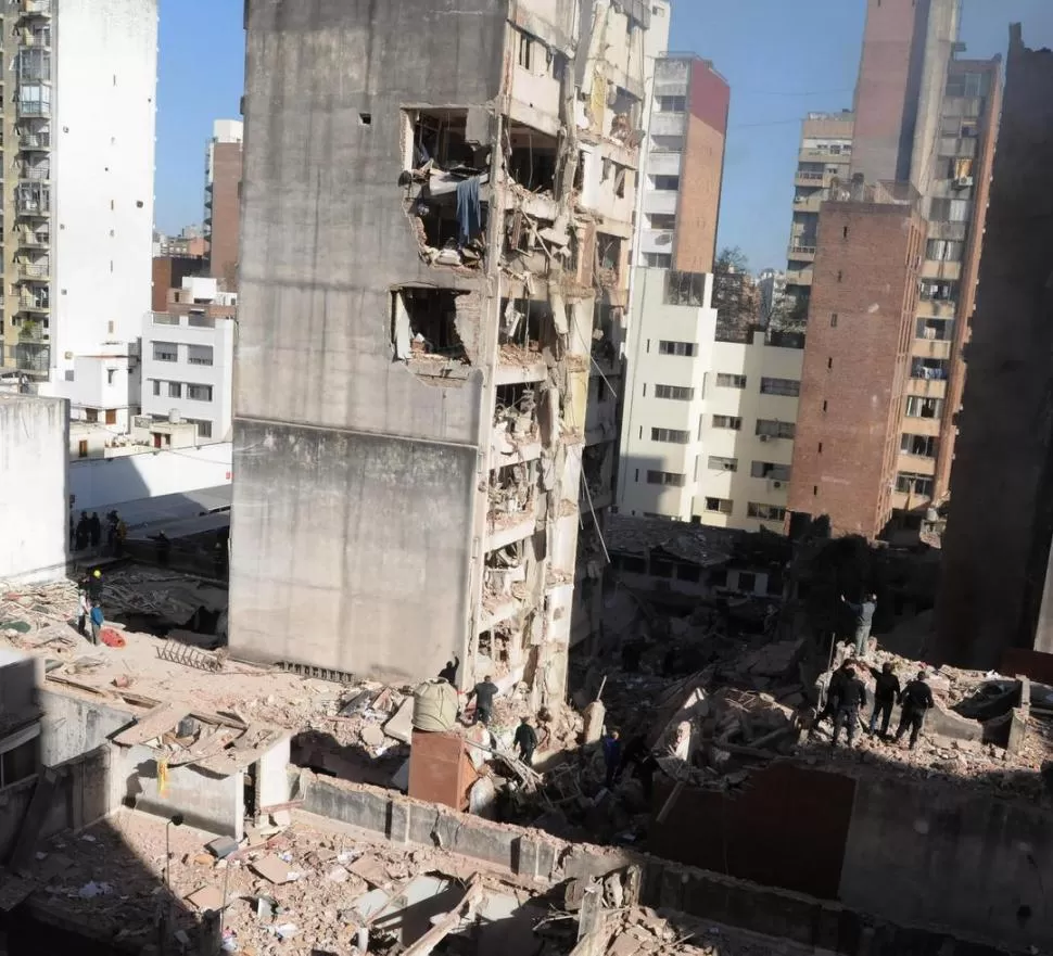 COMO SI FUESE DE NAIPES. La torre de edificio que estaba en el medio del complejo se derrumbó por completo.  FOTOS DE DYN