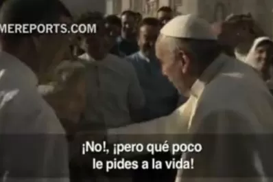 El papa Francisco se detuvo a charlar con peregrinos luego de rezar
