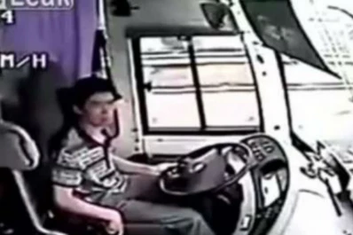 China: cámaras captan un terrible accidente desde el interior de un micro