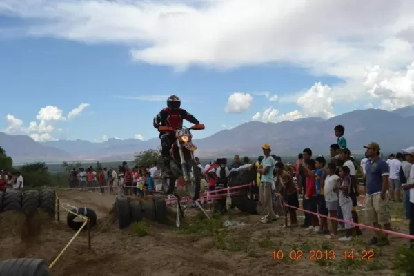Un goleador subido a la moto
