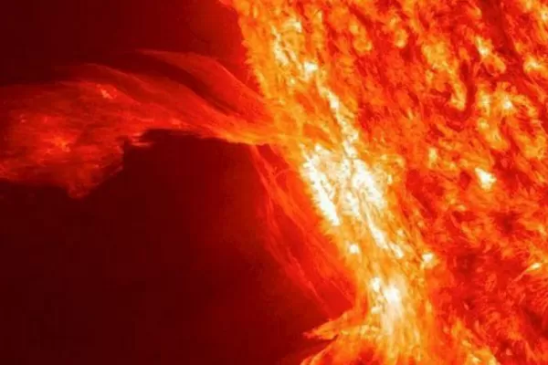 El sol invierte su campo magnético