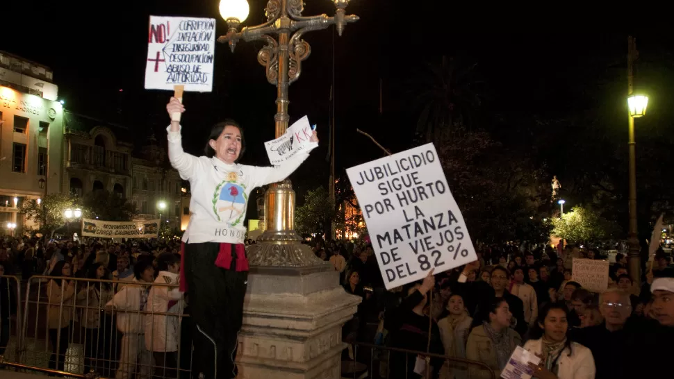 PROTESTA. Cientos de tucumanos se concentraron en la Plaza Independencia para marchar en contra de la política nacional. LA GACETA / FOTO DE INES QUINTEROS ORIO
