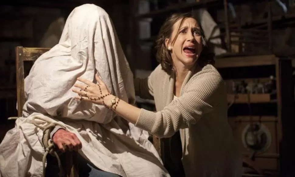 ¿QUIÉN ESTÁ DEBAJO DE LA SÁBANA? Vera Farmiga pide ayuda a los gritos. Así transcurre toda la película. 