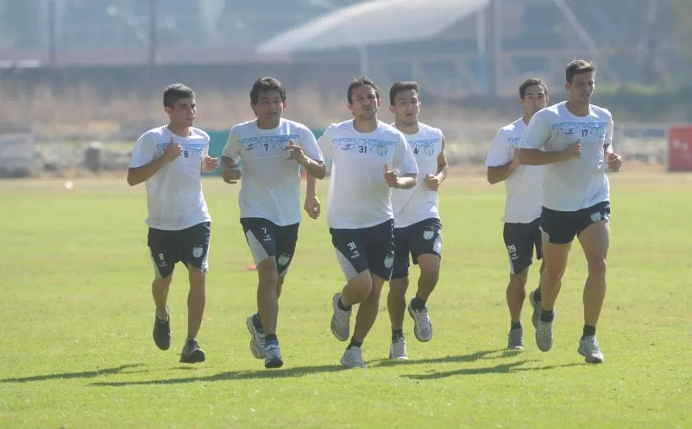 BAJO EL SOL. Barrado, Despósito, Canever y Lenci trotan durante el entrenamiento de ayer en el complejo Ojo de Agua.  LA GACETA / FOTO DE FRANCO VERA