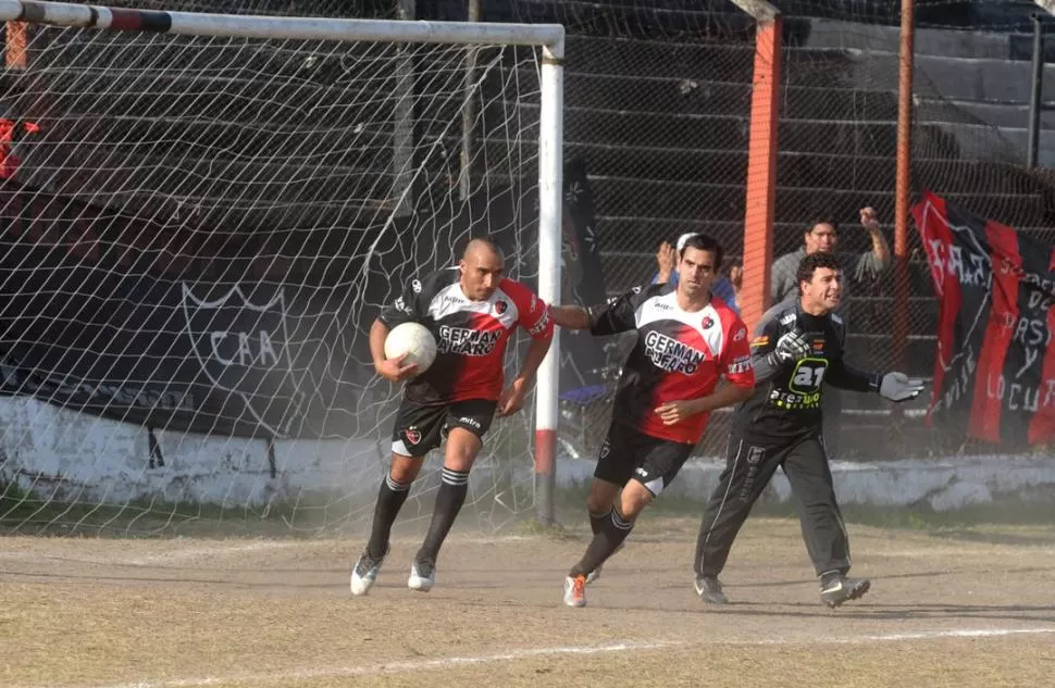 LA CUOTA DE GOL. Pablo Tapia y Pablo Leguizamón se destacan en la ofensiva de los villeros que participarán en la próxima edición del Argentino B. 