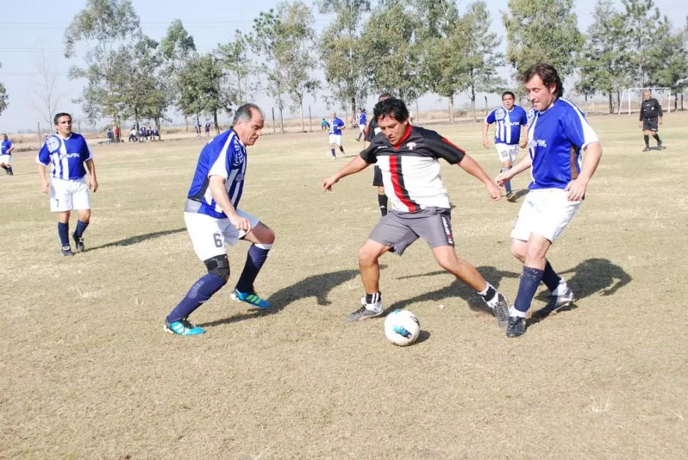 MARCA. Santiago Juárez de Abogados T trata de escapar de la presión de rivales.  