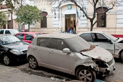 Los vehículos secuestrados acumulan tierra y quejas frente a las comisarías