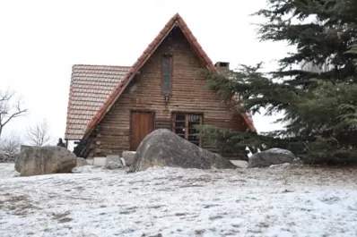 Se desplomó el termómetro y aparecieron los copos de nieve en Tafí del Valle