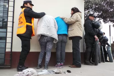 Detienen a una mujer y a su hija con un kilo de marihuana