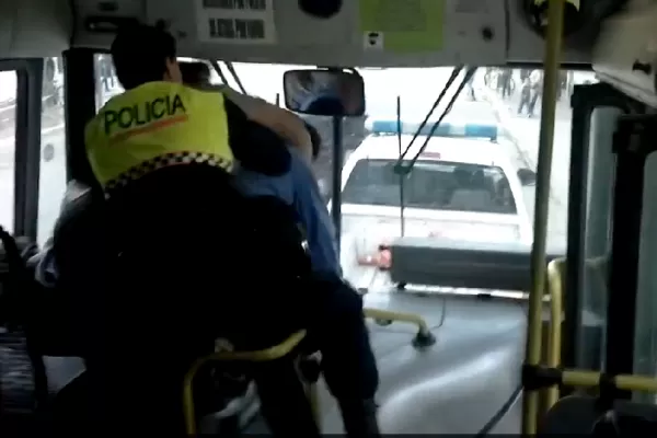 Filmaron la violenta pelea entre el chofer de Exprebus y un hombre