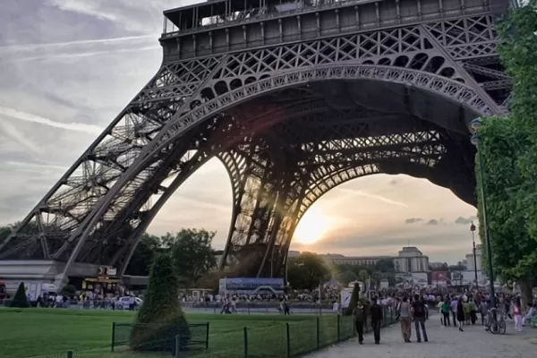 La Torre Eiffel fue evacuada por una amenaza de bomba