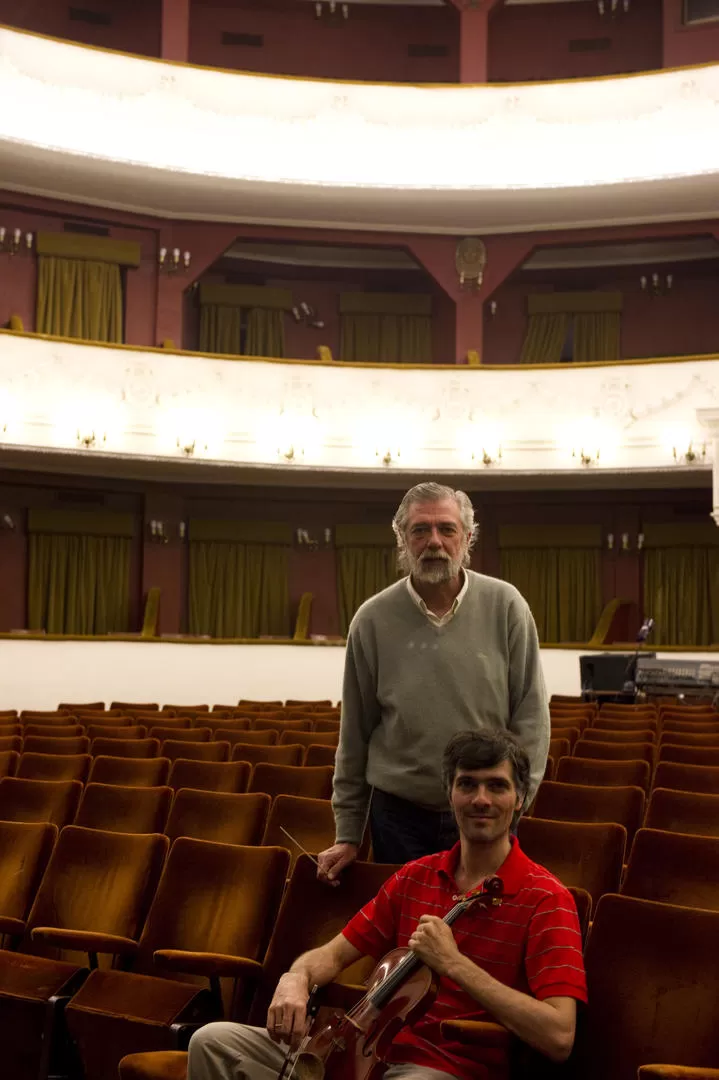 EN LA SALA. Director y solista comparten partitura, historia y música. LA GACETA / FOTO DE JORGE OLMOS SGROSSO