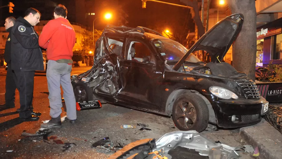 IMPACTANTE. Debido a la violencia del choque, el tanque de gas del taxi voló 50 metros. TELAM