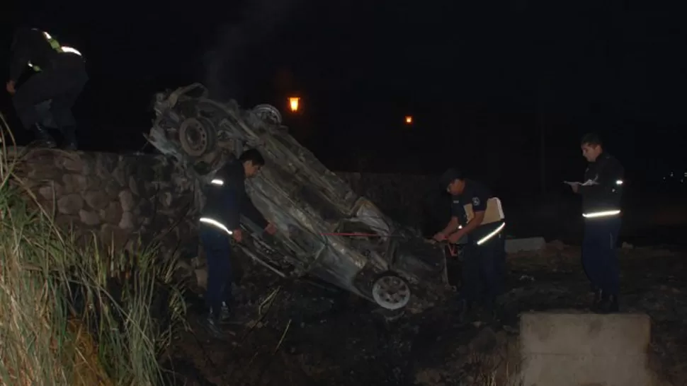 IRRECONOCIBLE. El Ford Escort quedó dado vuelta luego del fuerte impacto. FOTO TOMADA DE ELTRIBUNO.INFO