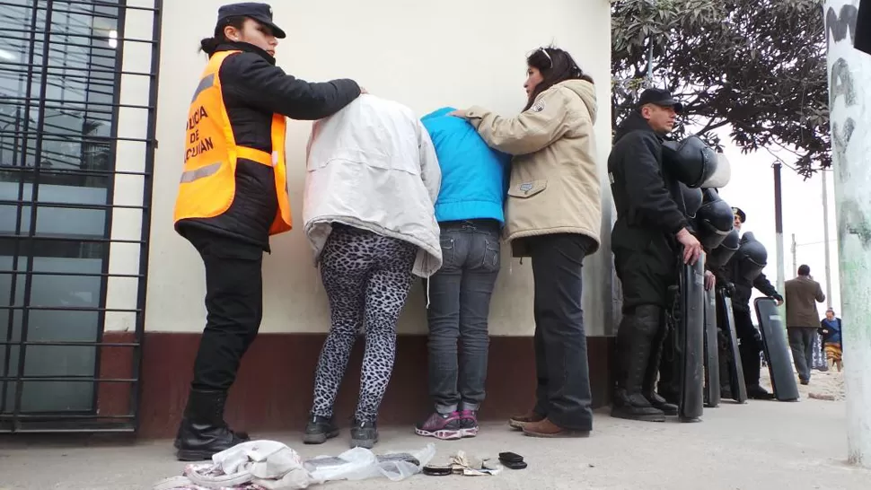 EN LA CALLE. Las mujeres habrían intentado huir cuando se acercaron los efectivos policiales. LA GACETA / FOTO DE JOSÉ INESTA