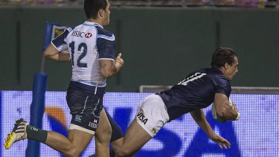 VUELO AL TRY. El wing rosarino Juan Imhoff volvió a facturar en el ingoal rival. Los Pumas golearon a los australianos. FOTO RODRIGO VERGARA - PRENSA UAR