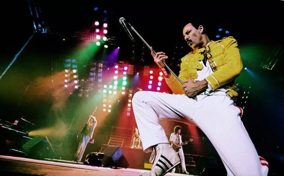 TRANSPORTATE EN EL TIEMPO. Pablo Padín (de chaqueta amarilla) es el cantante de Dios Salve a la Reina y tiene un increíble parecido con Freddie.  