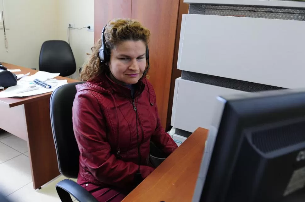 CONECTADA. La PC de Aggy está equipada con un software que lee el texto de la pantalla y llega a sus oídos.  LA GACETA / FOTO DE ANALIA JARAMILLO