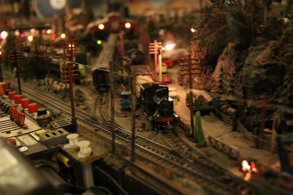 COMPLEJO FERROVIARIO EN MINIATURA. Jorge Tobar desarrolló en primer lugar el recorrido de las vías y posteriormente levantó el paisaje y las ciudades alrededor. LA GACETA / FOTOS DE ALVARO MEDINA