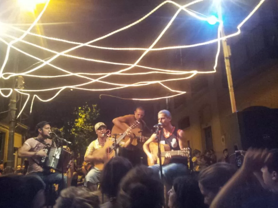 RECITAL EN LA CALLE. En primer plano, a la derecha, el famoso cantautor. GENTILEZA CACHIN SELIS