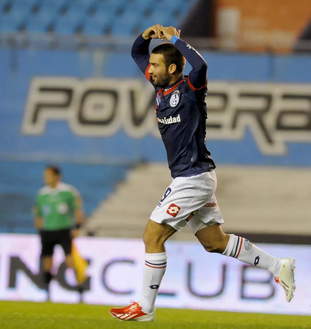 ENAMORADO DEL GOL. Cauteruccio festeja su anotación emulando un corazón gigante; el delantero es súper goleador. 