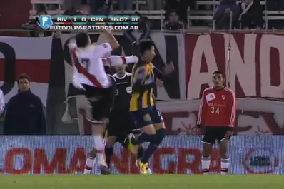 La tremenda patada de Fabbro a Pol Fernández