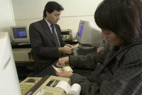 El dólar libre cerró en $ 9 y la brecha cambiaria trepó al 62%