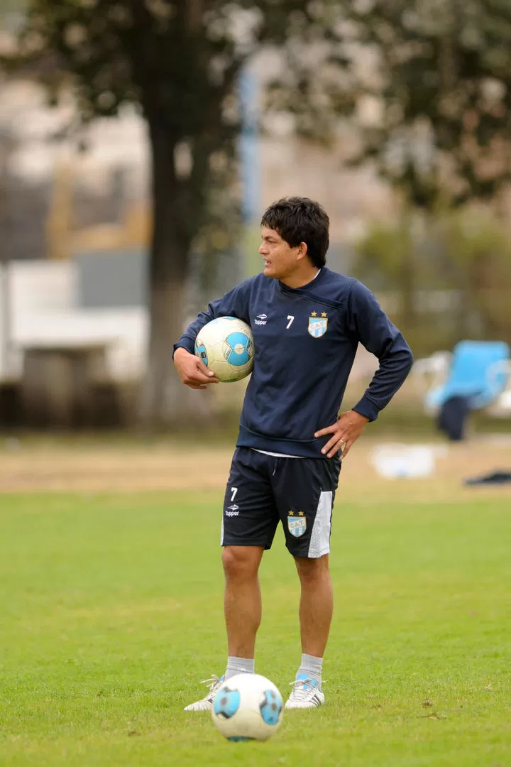 SÓLO PARA MI. Rodríguez agarra una pelota durante el entrenamiento de ayer. LA GACETA / FOTO DE INéS QUINTEROS ORIO